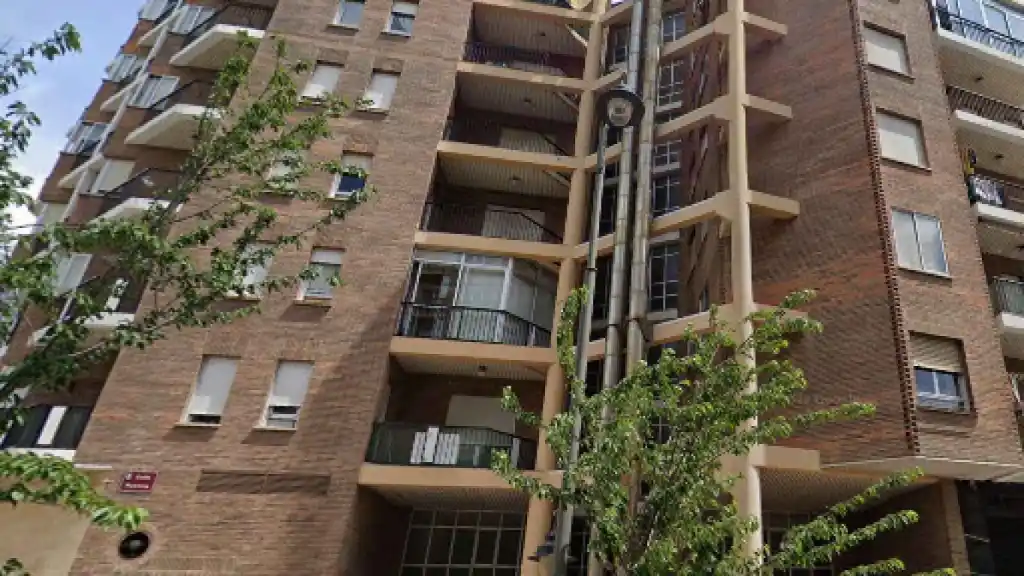 Kits Solares de Balcón 2026: Cómo bajar tu factura un 50% sin permiso de la comunidad